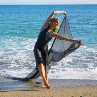 Danse near the sea
