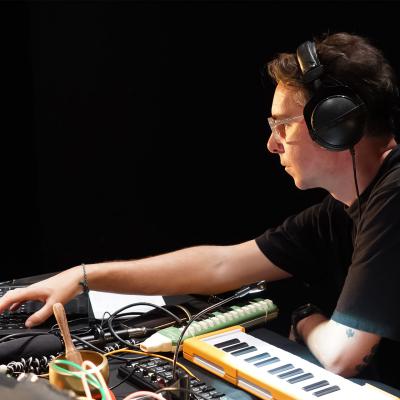 David Lavaysse Compositeur au Seoul Improvisation Dance Festival