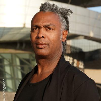 Karl Passemar en répétition en tournée à Busan (Corée du Sud)