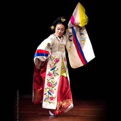 SHIN Eun-ju - Danse de cour pour la Paix Part I - Thaepyeongmu 태평무