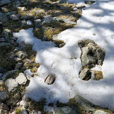 Le chemin commence à s'enneiger