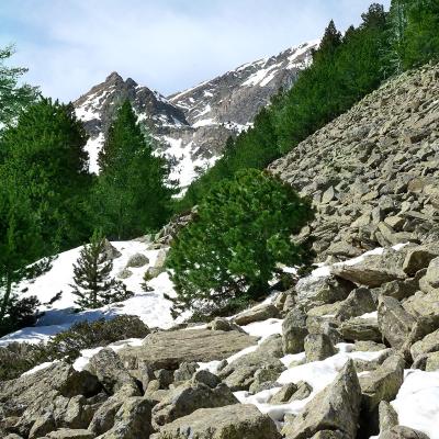 Le petit pic de Les dejunes 2562 m ; sous la Tour d'Eyne - 2850 m