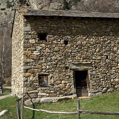 Le cortal servait d'étable au rez-de-chaussée. Ses ouvertures sont très réduites. Le vacher dormait à l'étage.